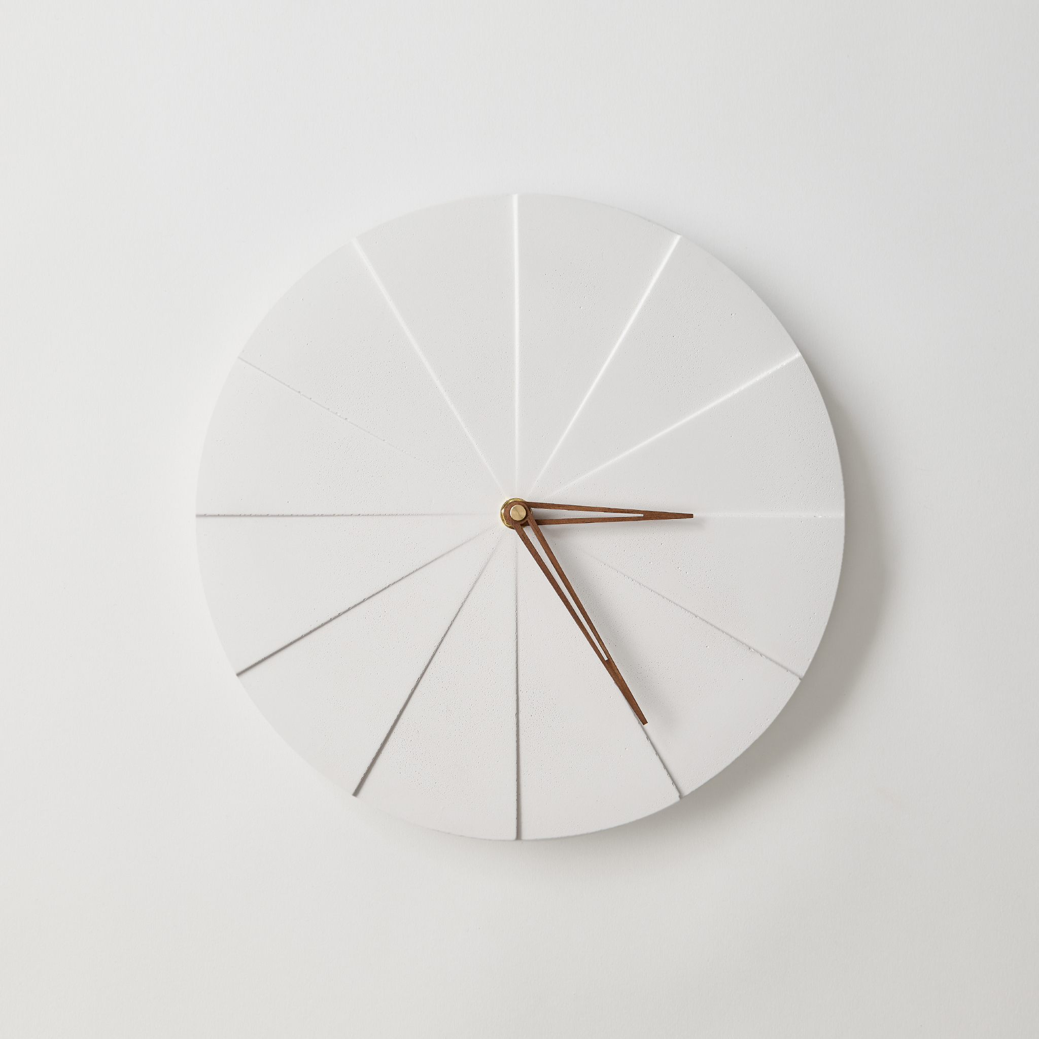 ODLITO Betonové nástěnné hodiny Koláč – bílá – 28,5 cm – hnědé ručičky