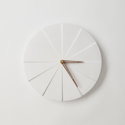 ODLITO Betonové nástěnné hodiny Koláč – bílá – 28,5 cm – hnědé ručičky