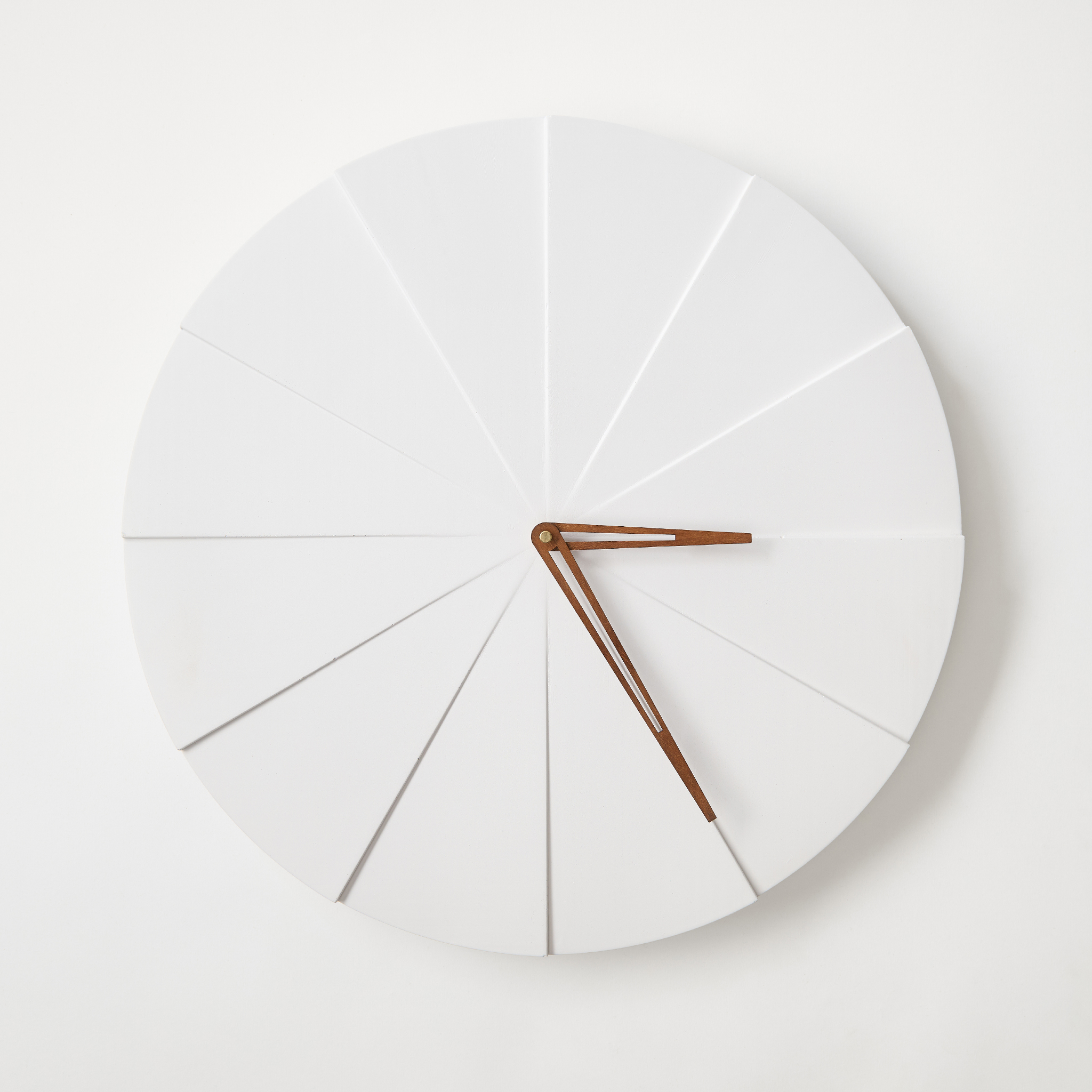 ODLITO Betonové nástěnné hodiny Koláč – bílá – 50 cm – hnědé ručičky