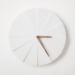 ODLITO Betonové nástěnné hodiny Koláč – bílá – 50 cm – hnědé ručičky