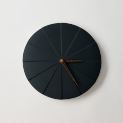 ODLITO Betonové nástěnné hodiny Koláč – grafit (černá) – 28,5 cm – hnědé ručičky