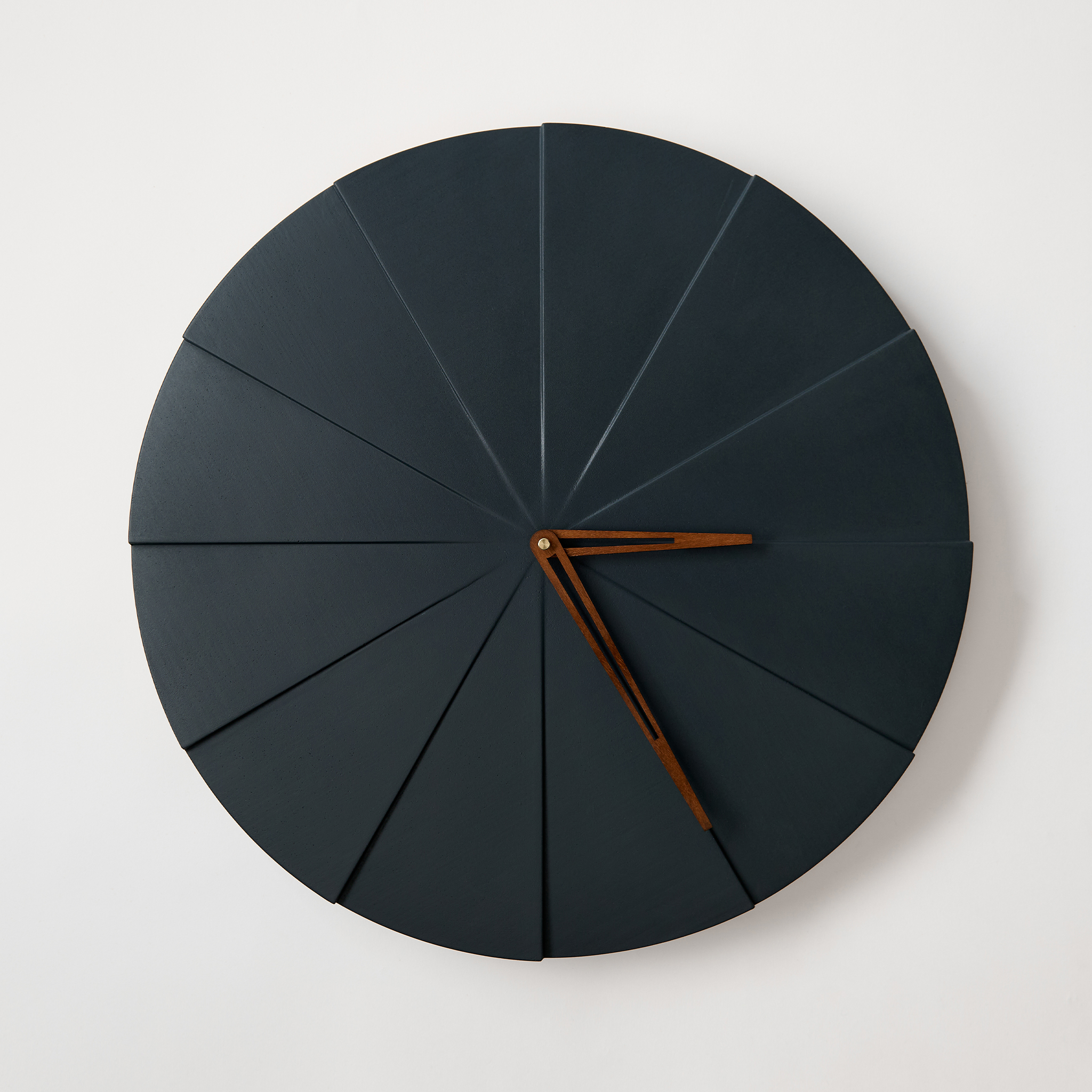 ODLITO Betonové nástěnné hodiny Koláč – grafit (černá) – 50 cm – hnědé ručičky