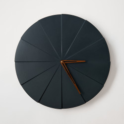 ODLITO Betonové nástěnné hodiny Koláč – grafit (černá) – 50 cm – hnědé ručičky