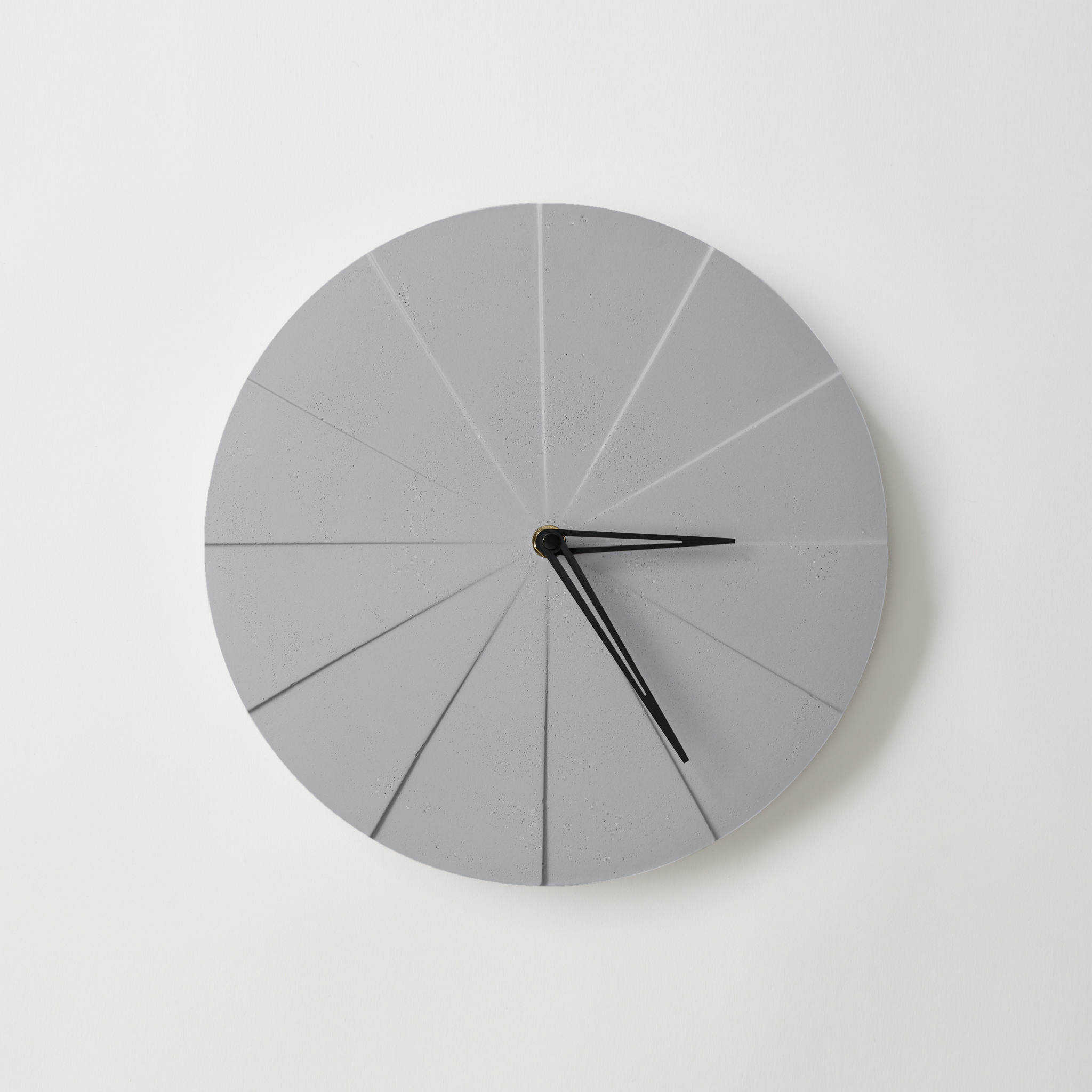 ODLITO Betonové nástěnné hodiny Koláč – šedá – 28,5 cm – černé ručičky