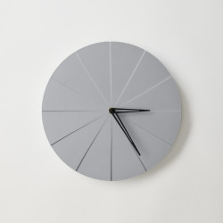 ODLITO Betonové nástěnné hodiny Koláč – šedá – 28,5 cm – černé ručičky