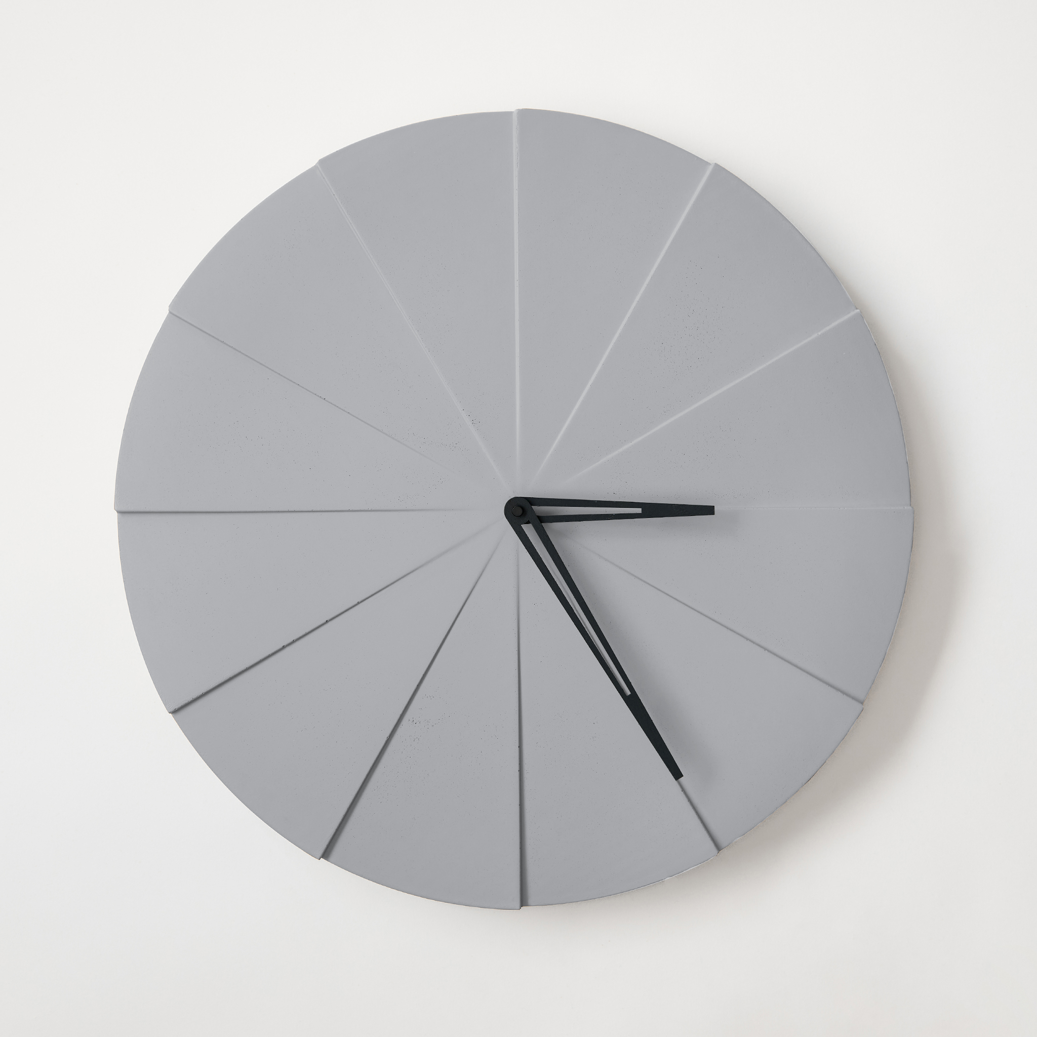 ODLITO Betonové nástěnné hodiny Koláč – šedá – 50 cm – černé ručičky