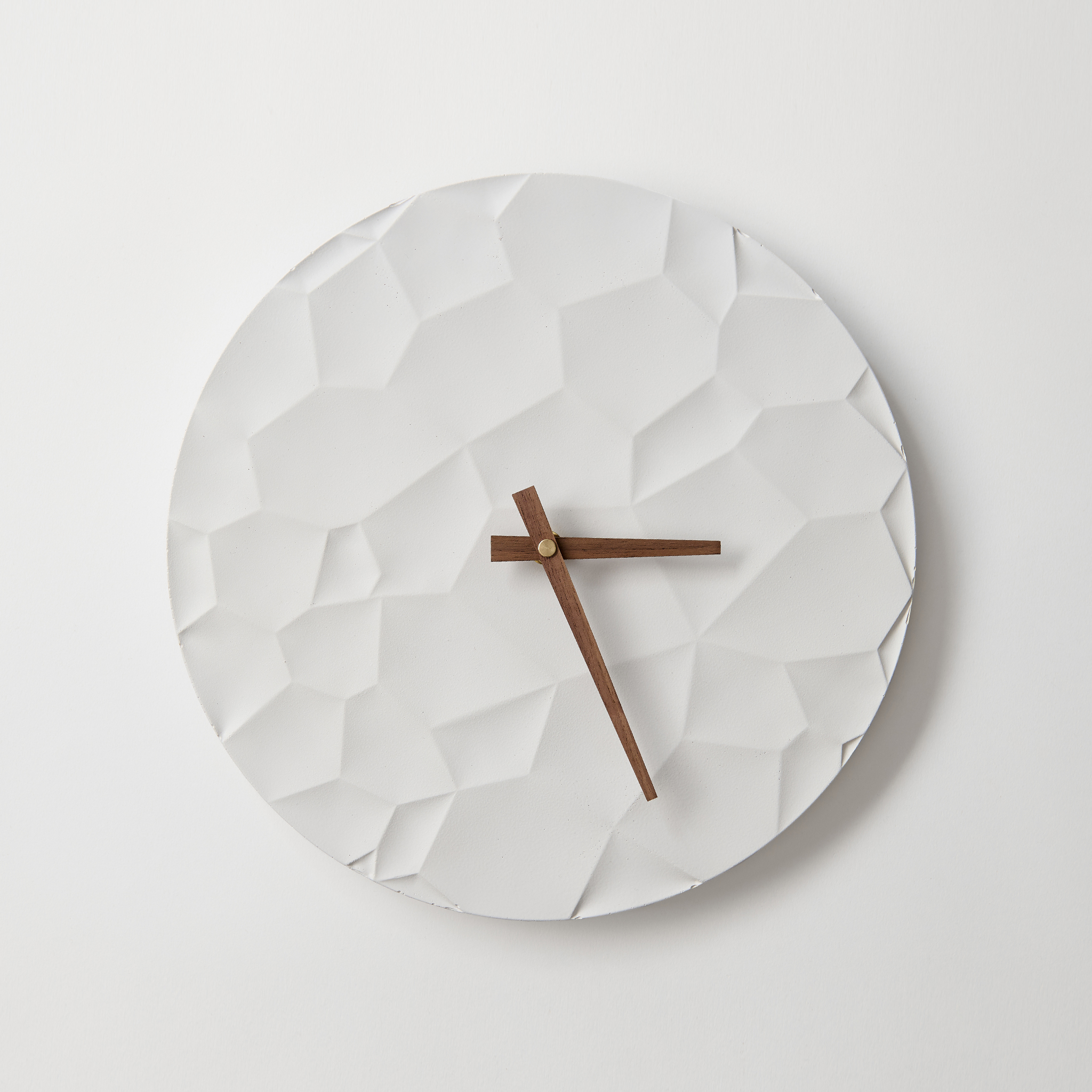 ODLITO Betonové nástěnné hodiny Měsíční kráter – bílá – 30 cm – hnědé ručičky