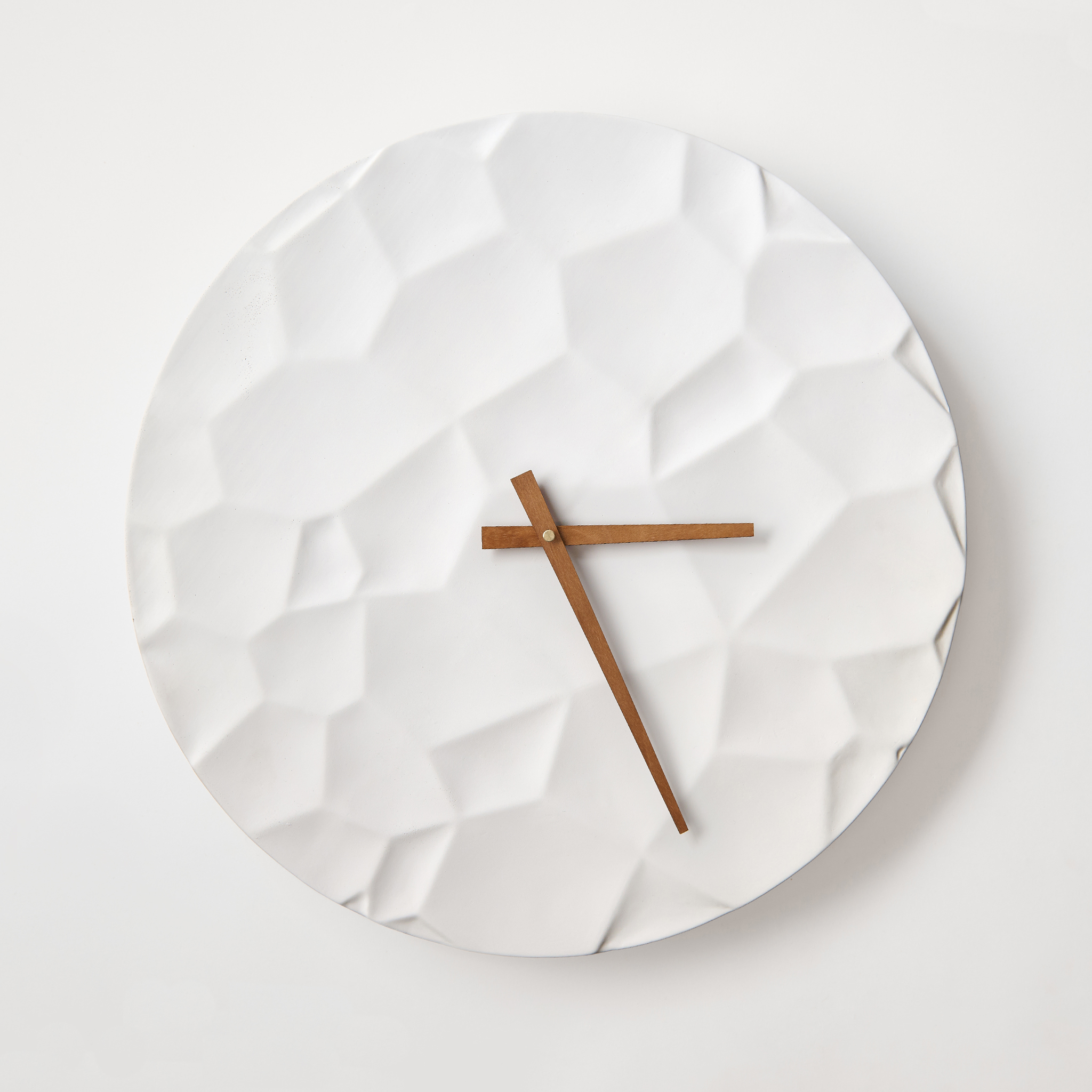 ODLITO Betonové nástěnné hodiny Měsíční kráter – bílá – 50 cm – hnědé ručičky