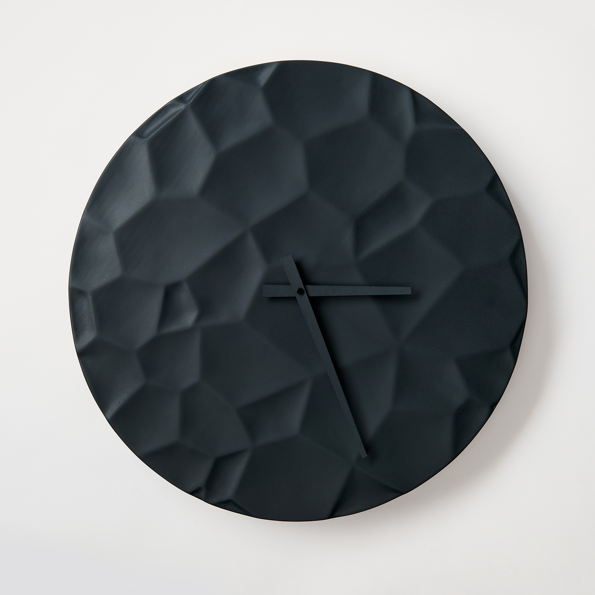 ODLITO Betonové nástěnné hodiny Měsíční kráter – grafit (černé) – 50 cm – černé ručičky