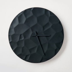 ODLITO Betonové nástěnné hodiny Měsíční kráter – grafit (černé) – 50 cm – černé ručičky
