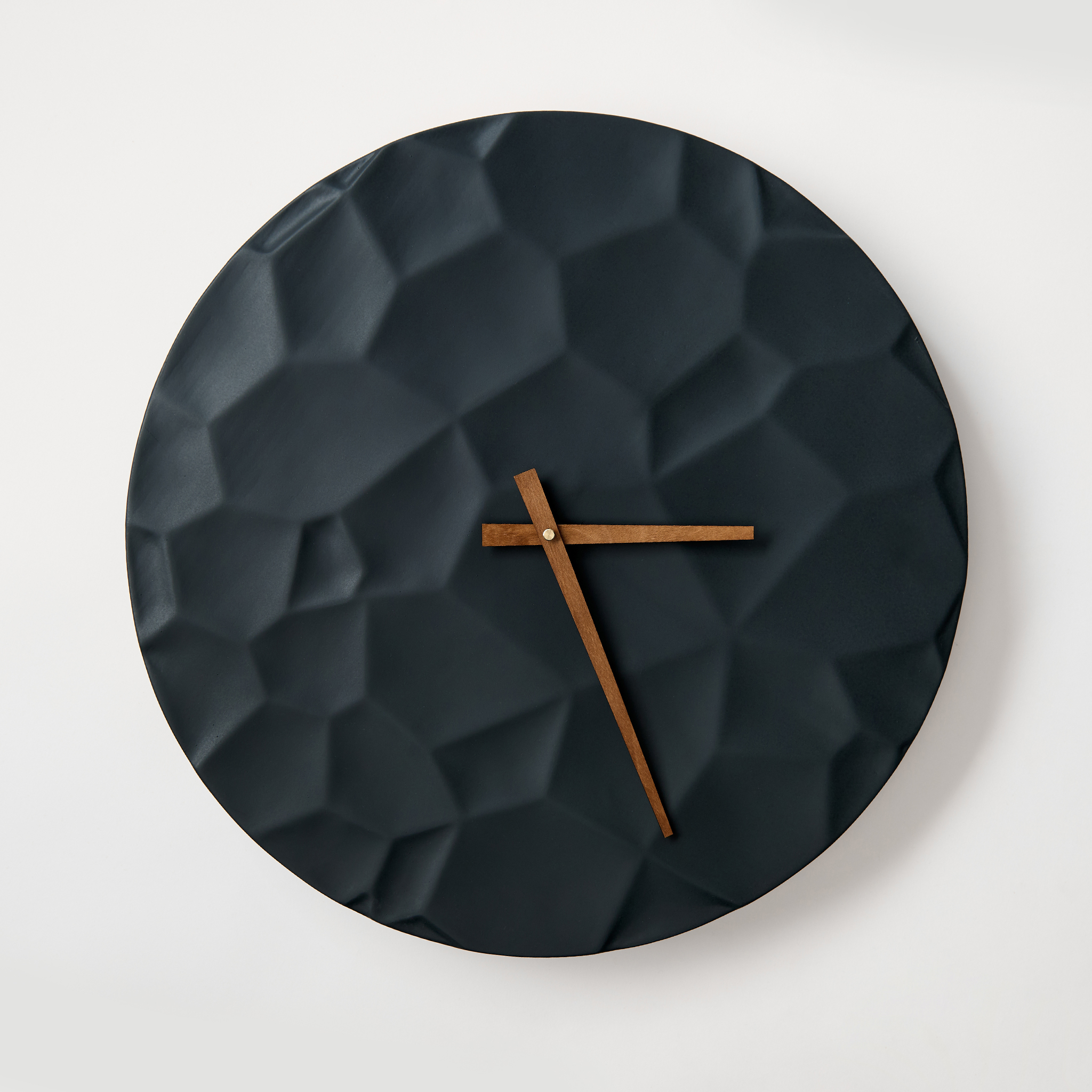ODLITO Betonové nástěnné hodiny Měsíční kráter – grafit (černé) – 50 cm – hnědé ručičky