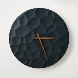 ODLITO Betonové nástěnné hodiny Měsíční kráter – grafit (černé) – 50 cm – hnědé ručičky