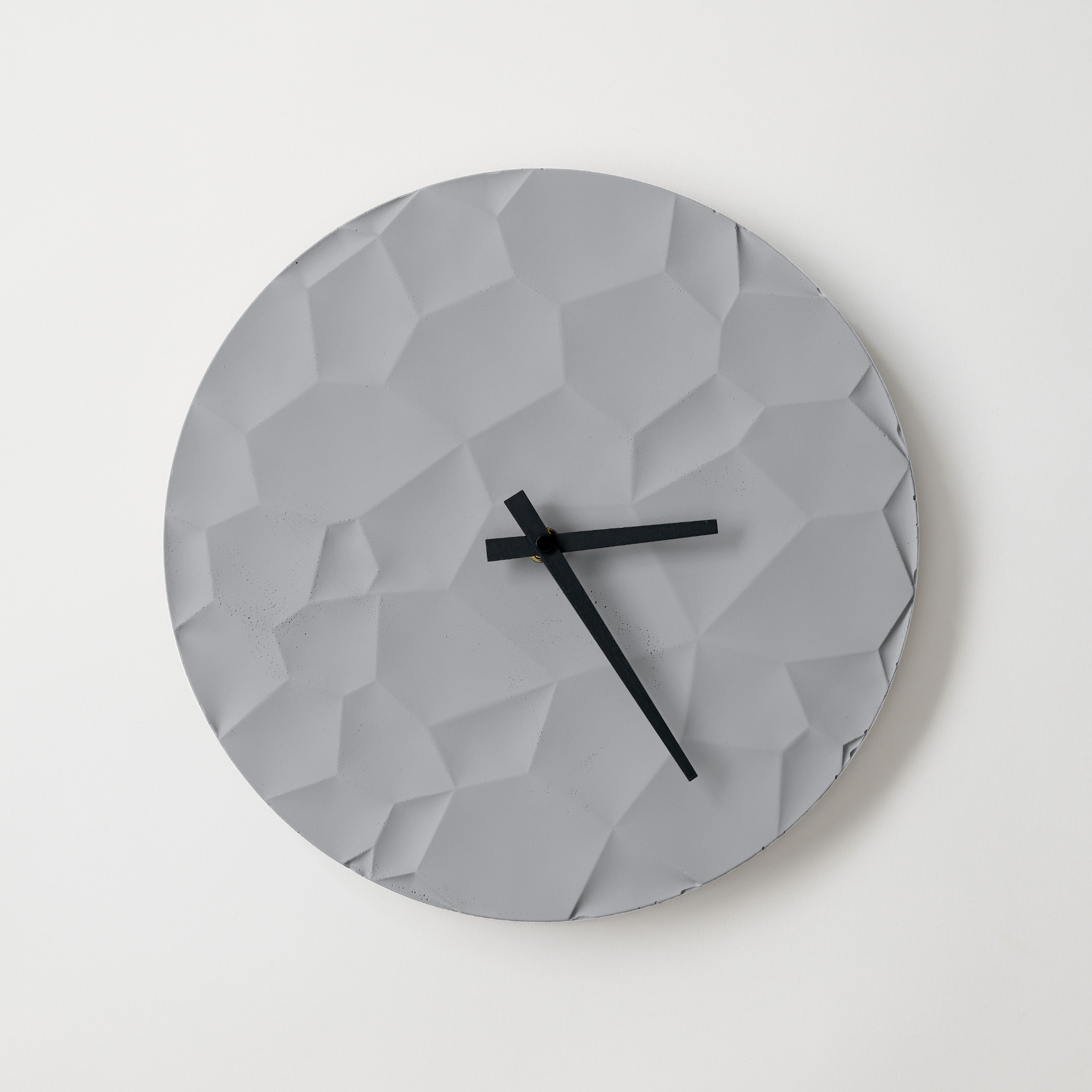 ODLITO Betonové nástěnné hodiny Měsíční kráter – šedá – 30 cm – černé ručičky