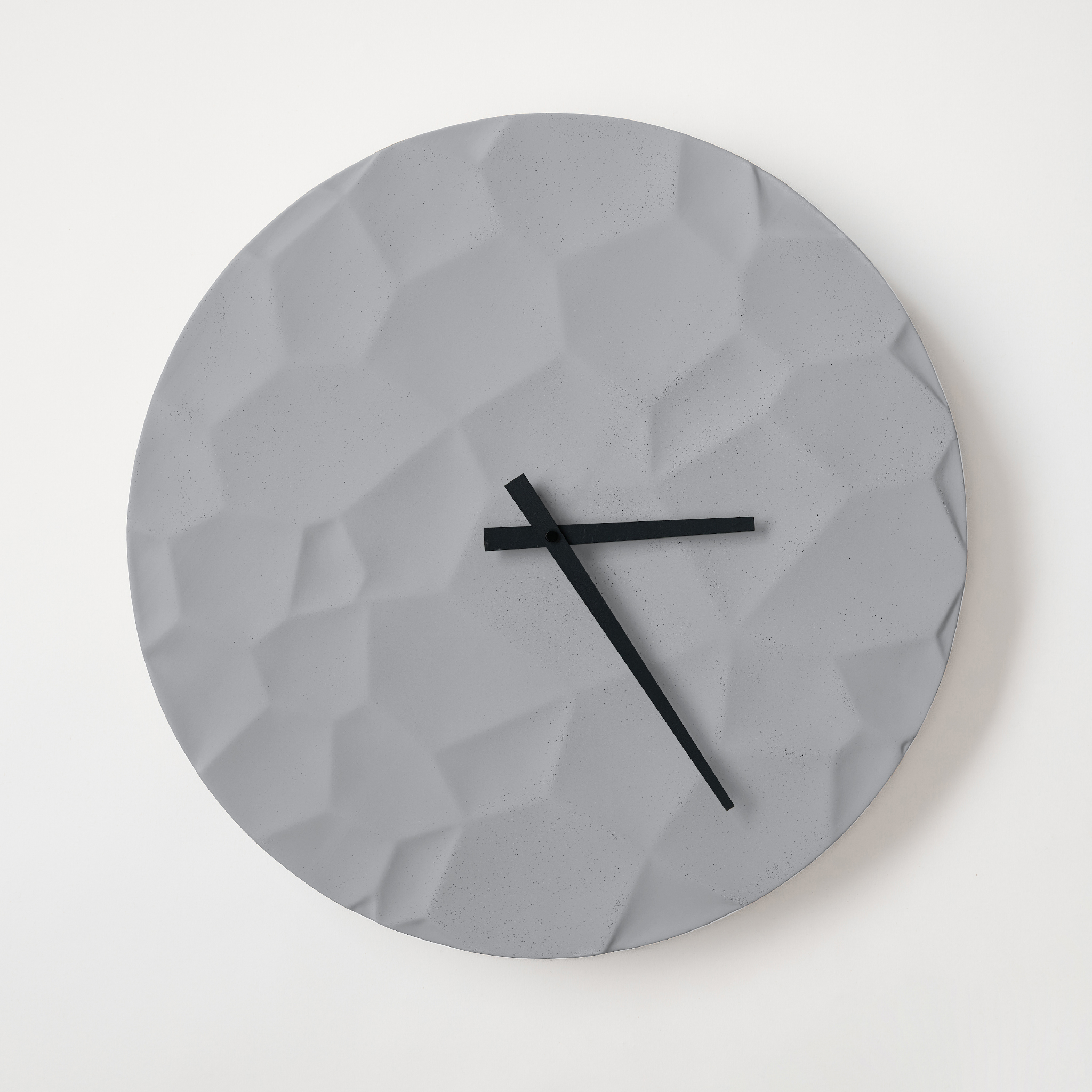 ODLITO Betonové nástěnné hodiny Měsíční kráter – šedá – 50 cm – černé ručičky