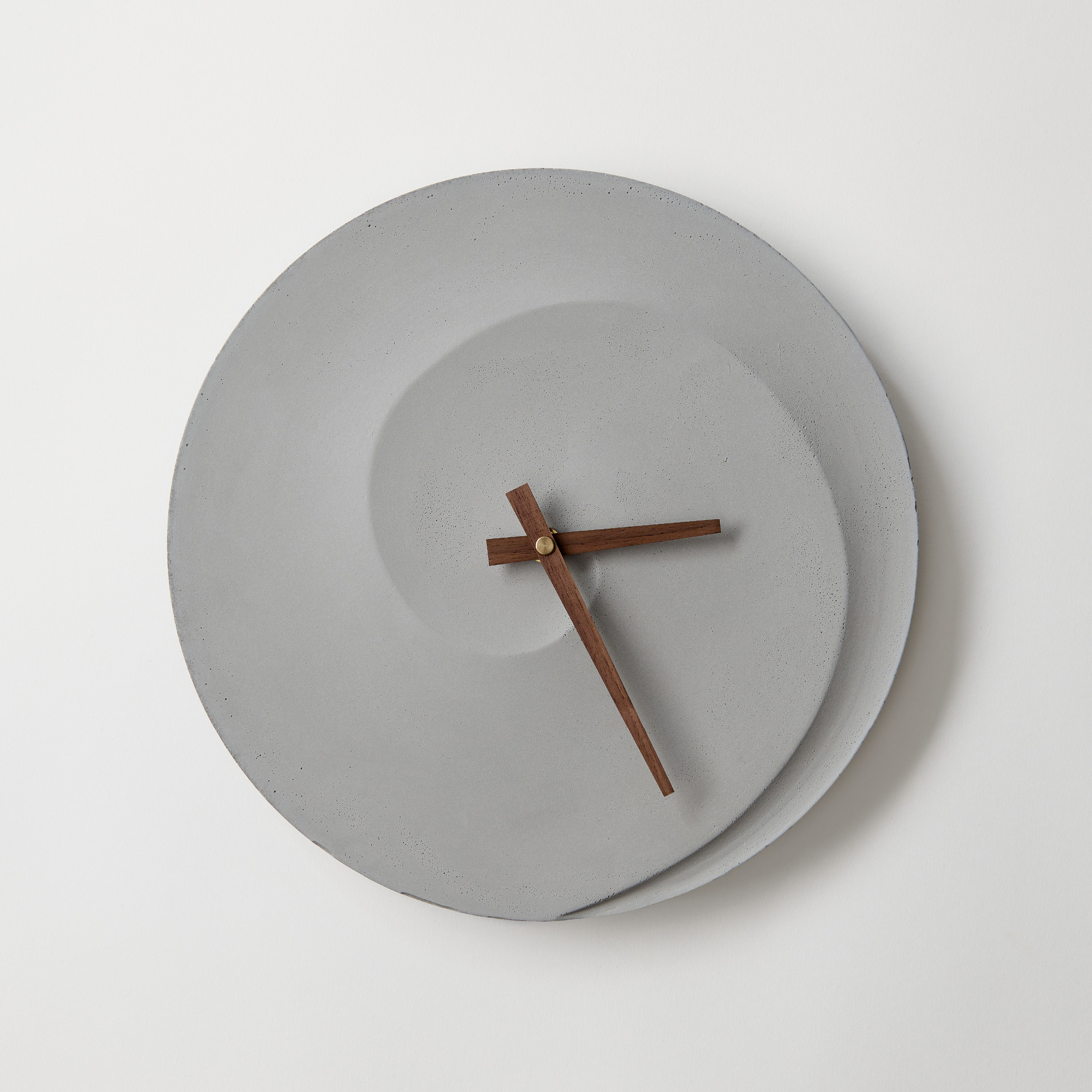 ODLITO Betonové nástěnné hodiny Spirála – přírodní – 30 cm – hnědé ručičky